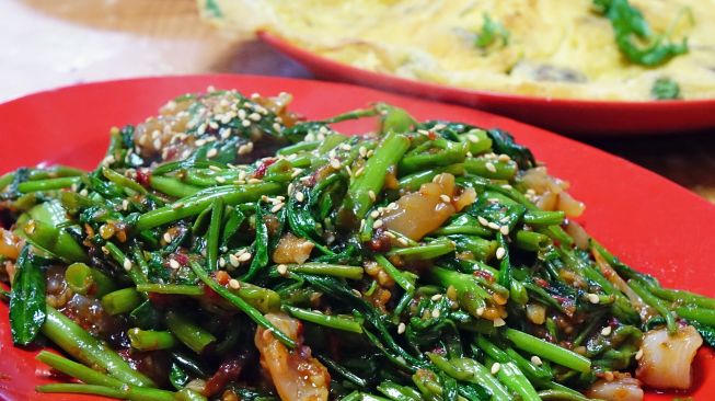 Tips Masak Kangkung Tetap Hijau dan Segar ala Restoran