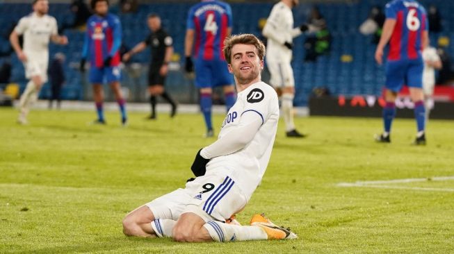 Penyerang Leeds United, Patrick Bamford melakukan selebrasi usai mencetak gol kedua timnya saat menghadapi Crystal Palace dalam laga pekan ke-23 Liga Inggris di Elland Road, Selasa (9/2/2021) dini hari WIB. [Jon Super / POOL / AFP].