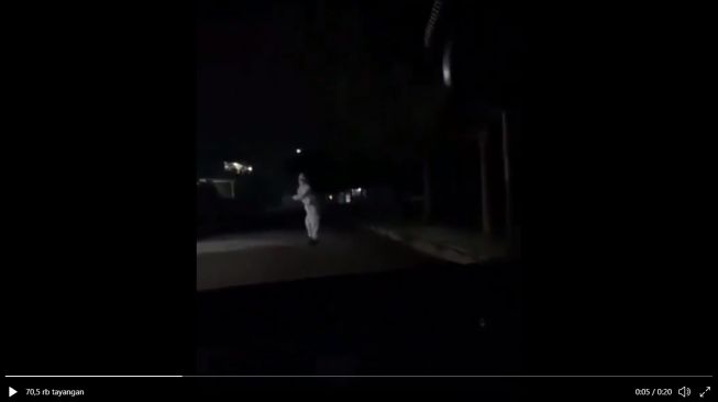 Video Pocong mencegat mobil yang melintas sambil goyang TikTok. - (Twitter/@BagiHumor)