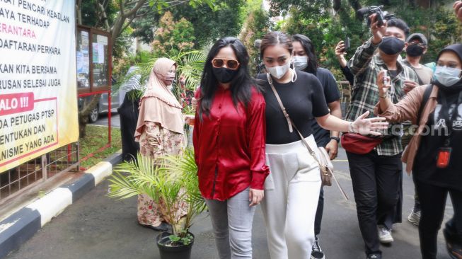 Selebgram Rachel Vennya saat tiba di pengadilan untuk menjalani sidang perceraiannya di Pengadilan Agama Jakarta Selatan, Selasa (9/2/2021). [Suara.com/Alfian Winanto]