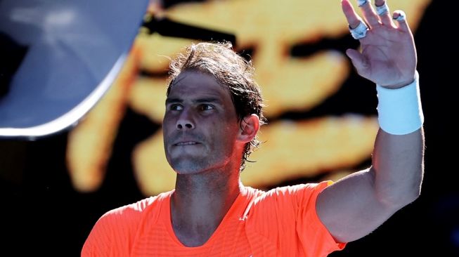 Petenis Spanyol, Rafael Nadal melakukan selebrasi usai mengalahkan petenis Serbia, Laslo Djere pada hari kedua Australian Open di Melbourne, Selasa (9/2/2021). [David Gray / AFP]