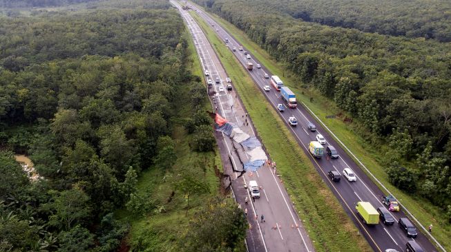 Foto udara jalan tol ambles di ruas tol Cikopo-Palimanan (Cipali) KM 122, Kabupaten Indramayu, Jawa Barat, Selasa (9/2/2021). ANTARA FOTO/M Agung Rajasa