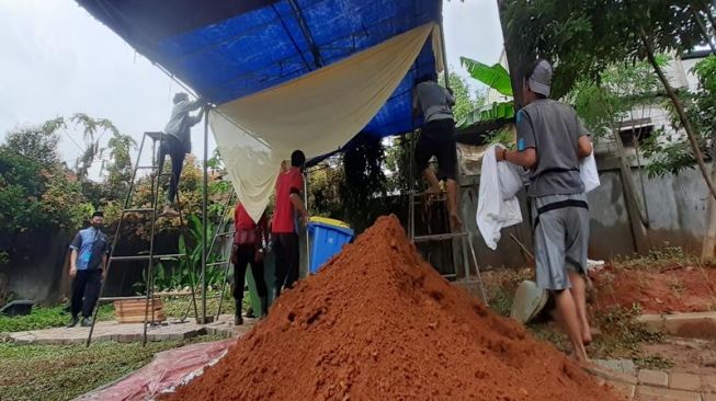 Jelang Jasad Dikubur, Makam Ustaz Maaher Becek saat Digali