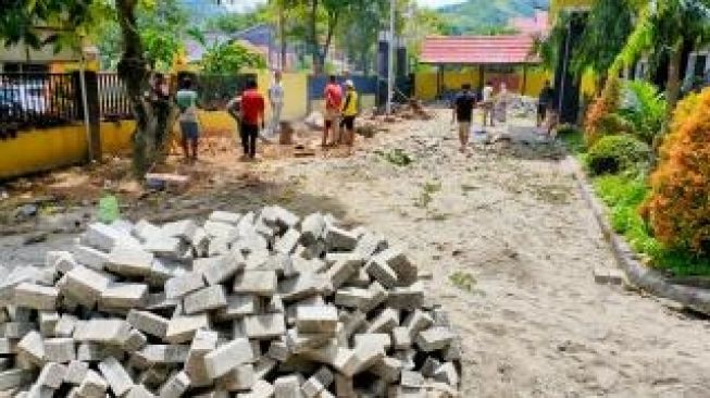 Baru Masuk Kerja, Kepala Kemenag Enrekang Perintahkan Kantor Dibongkar