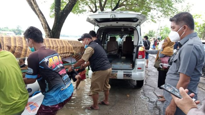 Evekuasi jenazah di tengah banjir di Cikarang, Kabupaten Bekasi.[Dok/Kecamatan Cikarang Timur]