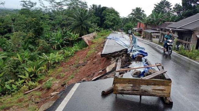 Jalan Raya Munjul Pandeglang Ambles, Akses Utama Nyaris Putus