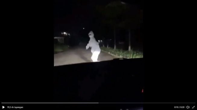 Enggak Bikin Takut, Pocong Gadungan Ini Cegat Pengendara Sambil Goyang