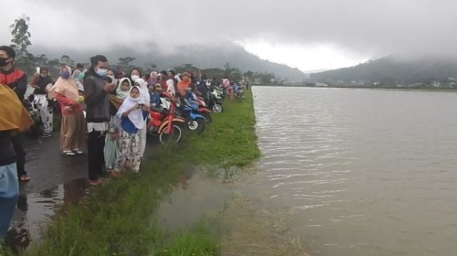 Jadi Tontonan Warga Sekitar, Bencana Banjir Terjadi di Wilayah Pegunungan