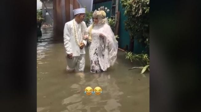 Berani Kotor, Pasangan Ini Tetap Gelar Pernikahan meski Banjir Menggenang