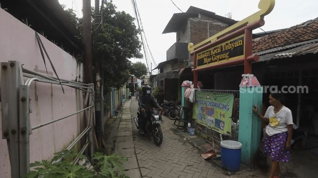 Warga beraktivitas di Kampung Tehyan, Kota Tangerang, Banten, Selasa (9/2/2021). [Suara.com/Angga Budhiyanto]