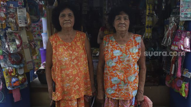 Warga Kampung Tehyan, Una (69) dan Uni (69) berpose di sela-sela beraktivitas di Kampung Tehyan, Kota Tangerang, Banten, Selasa (9/2/2021). [Suara.com/Angga Budhiyanto]