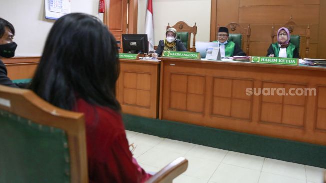 Selebgram Rachel Vennya saat menjalani sidang perceraiannya di Pengadilan Agama Jakarta Selatan, Selasa (9/2/2021). [Suara.com/Alfian Winanto]