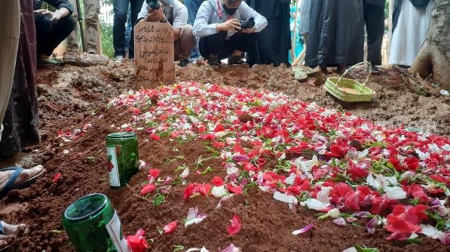 Pemakaman Ustadz Maaher At-Thuwailibi di Pondok Pesantren Tahfiz Daarul Quran, Cipondoh, Kota Tangerang, Selasa (9/2/2021). [Suara.com/Wivy]