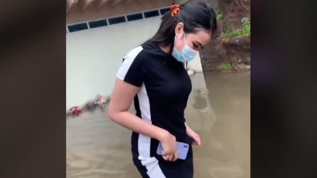 Gadis Cantik Viral saat Banjir, Warganet: Jiwa Penolongku Meronta-ronta