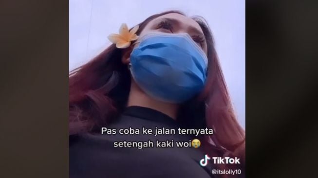 Wanita antik terjaebak banjir di Semarang (Tiktok)