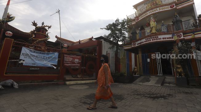 Warga beraktivitas di Kampung Tehyan, Kota Tangerang, Banten, Selasa (9/2/2021). [Suara.com/Angga Budhiyanto]