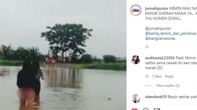 Viral emak-emak angkat celana saat banjir (Instagram/jurnal***unior)