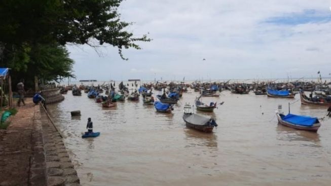 Hindari Gelombang Besar, Sudah Dua Bulan Ini Nelayan Tuban Ungsikan Perahu
