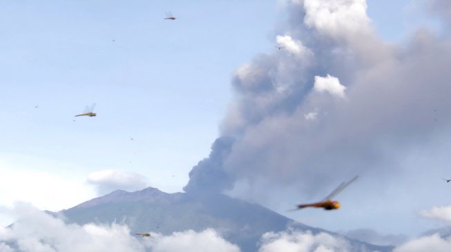 Semburan abu vulkanik Gunung Raung terlihat di Sempol, Songgon, Banyuwangi, Jawa Timur, Selasa (9/2/2021). [ANTARA FOTO/Budi Candra Setya]