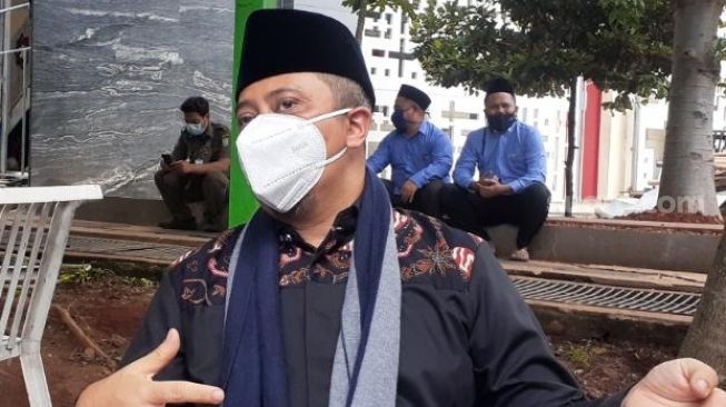 Ustadz Yusuf Mansyur usai pemakaman Ustadz Maaher At-Thuwailibi di Pondok Pesantren Tahfiz Daarul Quran, Cipondoh, Kota Tangerang, Selasa (9/2/2021). [Suara.com/Wivy]