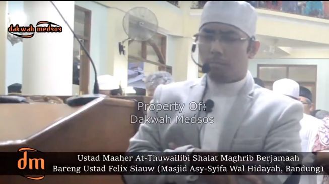 Bikin Merinding! Ini Video Ustadz Maaher Saat Jadi Imam Salat Maghrib