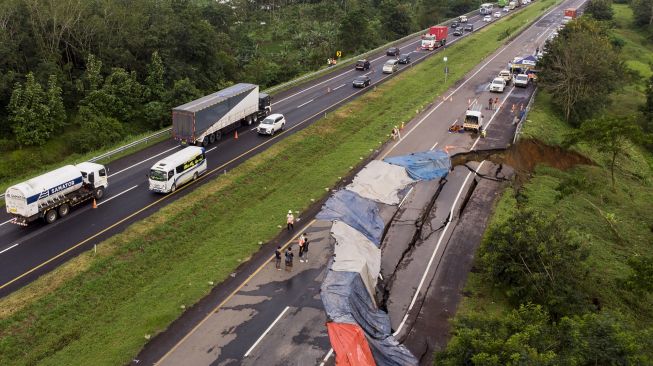 Foto udara jalan tol ambles di ruas tol Cikopo-Palimanan (Cipali) KM 122, Kabupaten Indramayu, Jawa Barat, Selasa (9/2/2021). ANTARA FOTO/M Agung Rajasa