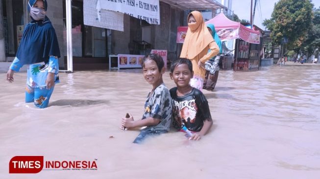 Duh, Lokasi Banjir di Indramayu Malah Jadi Tempat Rekreasi Anak-anak