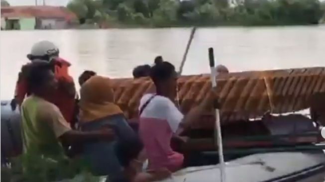 Evekuasi jenazah di tengah banjir di Cikarang, Kabupaten Bekasi.[Dok/Kecamatan Cikarang Timur]