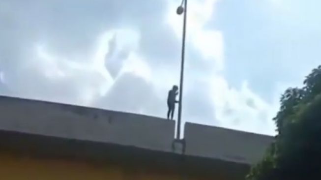 Viral Seorang Pria Hendak Bunuh Diri di Flyover Rawa Panjang Bekasi