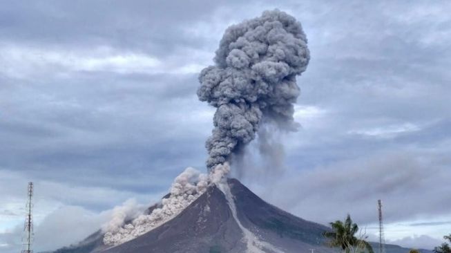 Sinabung Erupsi Lagi, Semburkan Awan Panas Sejauh 2.500 Meter