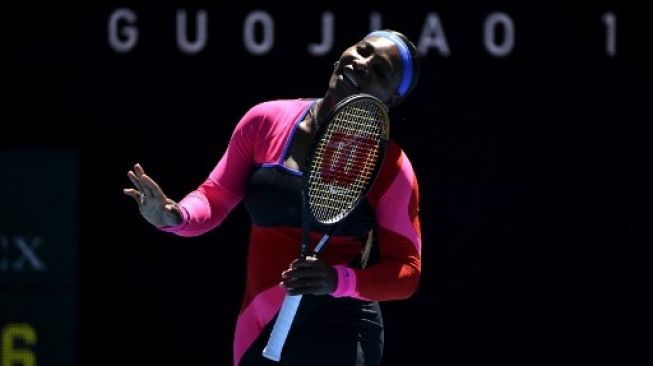 Reaksi Serena Williams saat meraih poin ketika menghadapi petenis Serbia Nina Stojanovic di nomor tunggal putri turnamen Australian Open 2021 di Melbourne. Paul CROCK / AFP