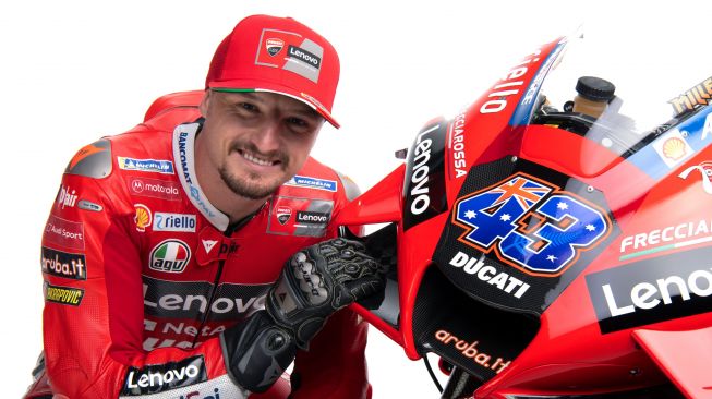 Pebalap tim pabrikan Ducati, Jack Miller berpose dengan motor Desmosedici GP21. [Dok. Twitter@ducaticorse]