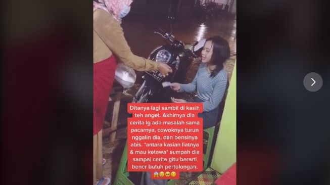 Wanita dorong motor saat hujan, ditolong pedagang seblak (Tiktok)