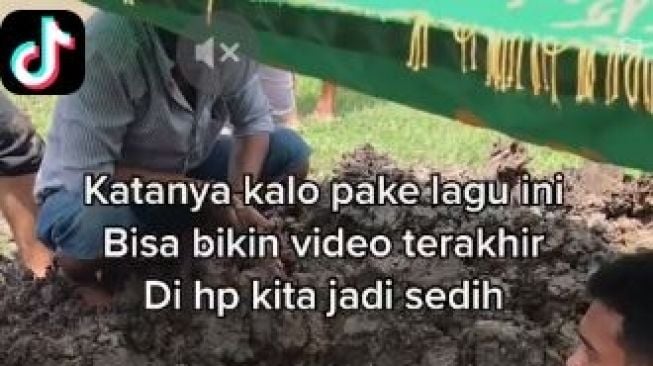 Haru, Momen Bocah Kumandangan Azan di Liang Lahat untuk Jenazah Ayah