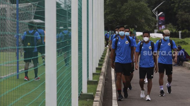 Sejumlah pesepakbola Timnas Indonesia U-22 bersiap mengikuti sesi latihan di Lapangan D Stadion Gelora Bung Karno, Jakarta, Rabu (10/2/2021). [Suara.com/Angga Budhiyanto]