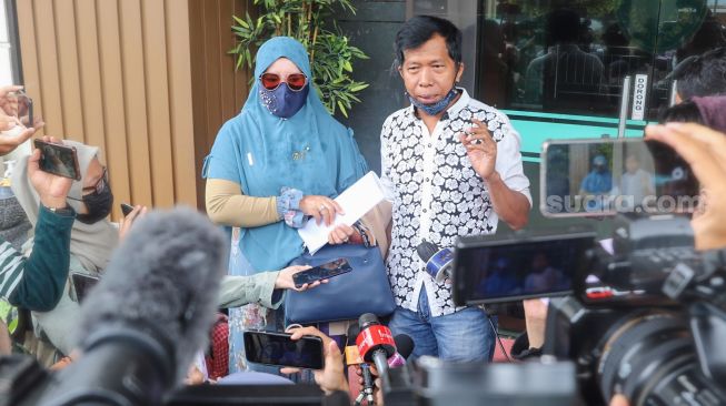 Komedian Kiwil dan Istri pertamanya, Rochimah ketika ditemui usai menjalani sidang cerai di Pengadilan Agama Jakarta Selatan, Rabu (10/2/2021). [Suara.com/Alfian Winanto]