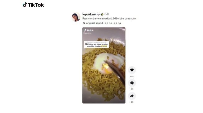 Postingan warganet masak mie instan dengan telor pakai emas. [TikTok]