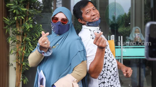 Komedian Kiwil dan Istri pertamanya, Rochimah berpose didepan kamera ketika ditemui usai menjalani sidang cerai di Pengadilan Agama Jakarta Selatan, Rabu (10/2/2021). [Suara.com/Alfian Winanto]