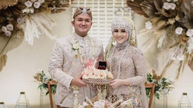 Kesha Ratuliu dan Adhi Permana resmi menjadi suami-istri. [Instagram]