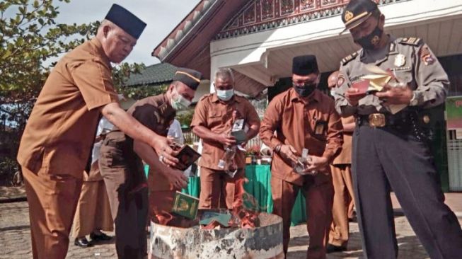 Ribuan Buku Nikah di Pasaman Dibakar, Ini Penyebabnya