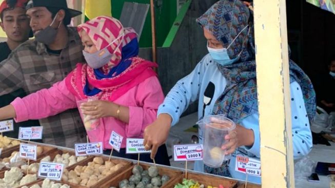 Melongok Bisnis Pentol 'Sondok Dewe' 3 Remaja Gresik, Omzetnya Wow!