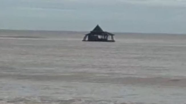 Masjid Pacitan Hanyut ke Laut, Mau Ditarik ke Darat: Matur Mbah Yai Dulu..