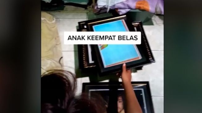 Cewek umbar foto keluarga dan KK. (Tiktok)