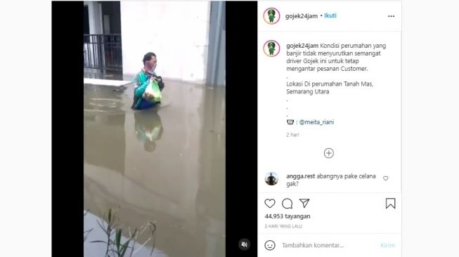 Aksi driver ojol terjang banjir. [Instagram]