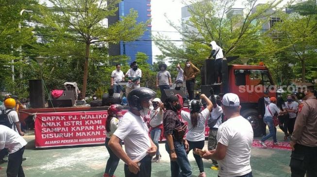 Ratusan pekerja hiburan malam di Kota Makassar joget-joget di halaman Balai Kota Makassar, Rabu 10 Februari 2021 / [SuaraSulsel.id / Lorensia Clara Tambing]