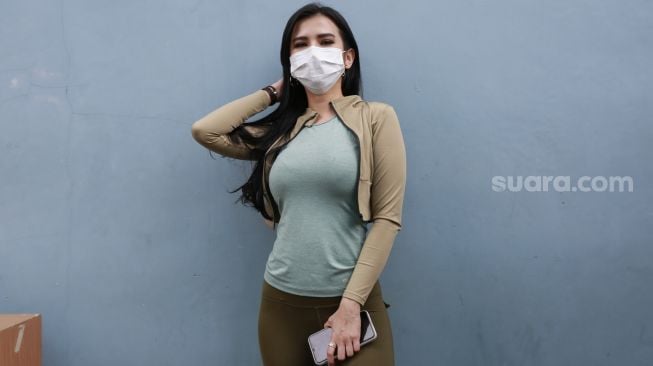 Presenter Maria Vania berpose didepan kamera saat ditemui di Kawasan Tendean, Jakarta Selatan, Rabu (10/2/2021). [Suara.com/Alfian Winanto]