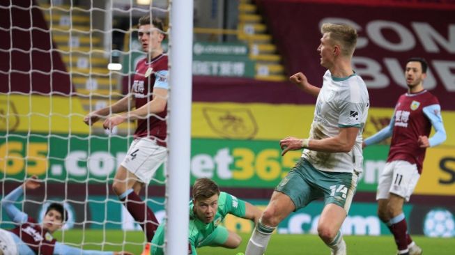 Penyerang Bournemouth, Sam Surridge mencetak gol pembuka saat menghadapi Burnley dalam laga putaran kelima Piala FA 2020-2021 di  stadion Turf Moor, Burnley, Rabu (10/2/2021) dini hari WIB. [Lindsey Parnaby / POOL / AFP].