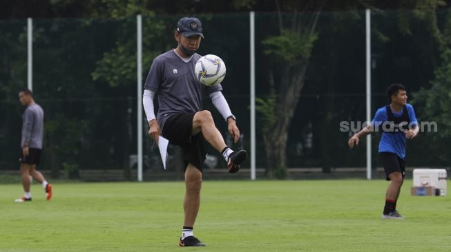 Pelatih Timnas Indonesia U-22, Shin Tae-yong memainkan bola saat memimpin sesi latihan di Lapangan D Stadion Gelora Bung Karno, Jakarta, Rabu (10/2/2021). [Suara.com/Angga Budhiyanto]