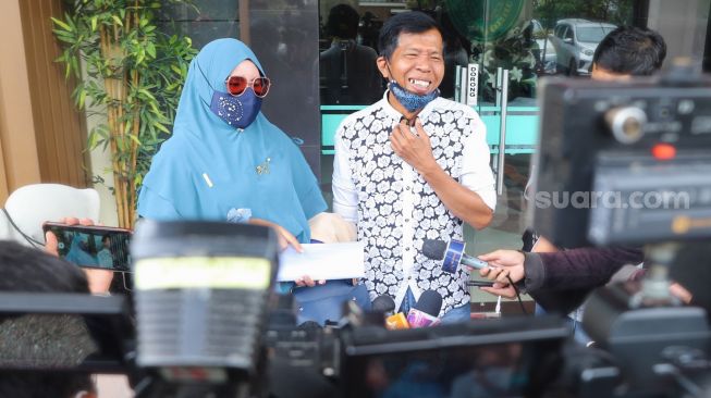 Komedian Kiwil dan Istri pertamanya, Rochimah ketika ditemui awak media usai menjalani sidang cerai di Pengadilan Agama Jakarta Selatan, Rabu (10/2/2021). [Suara.com/Alfian Winanto]