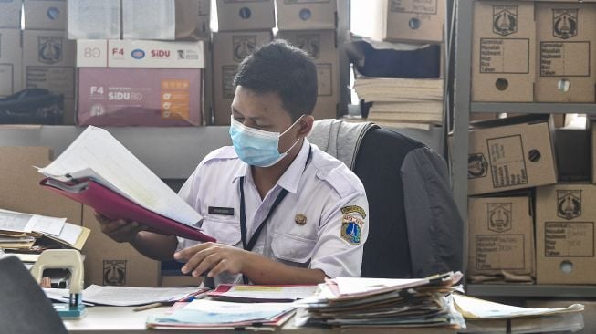 Pegawai Badan Kepegawaian Daerah DKI Jakarta menyelesaikan pekerjaannya di kantor Balai kota Jakarta, Rabu (10/2/2021). [ANTARA FOTO/Muhammad Adimaja]